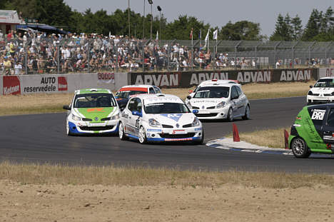 Thue Kristensen er en af kørerne, der har valgt en utraditionel taktik for at komme til tops i Renault Clio Cup.